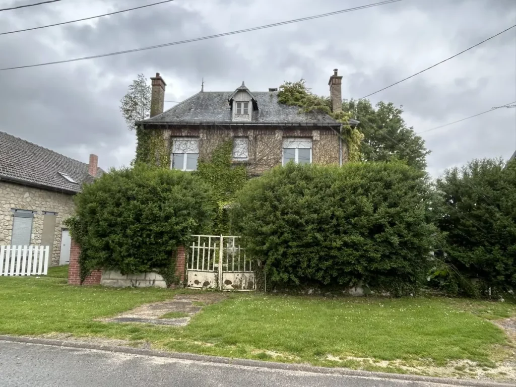 Maison ancienne en pierre avant relevé, vue depuis la rue